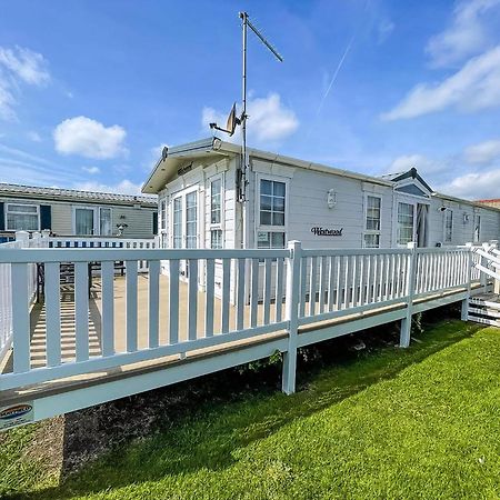 Lovely Caravan With Large Decking At Naze Marine Holiday Park Ref 17306Br Walton-on-the-Naze Ngoại thất bức ảnh