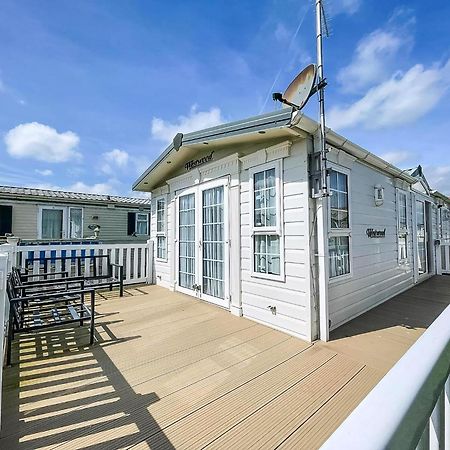 Lovely Caravan With Large Decking At Naze Marine Holiday Park Ref 17306Br Walton-on-the-Naze Ngoại thất bức ảnh