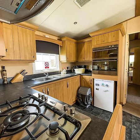 Lovely Caravan With Large Decking At Naze Marine Holiday Park Ref 17306Br Walton-on-the-Naze Ngoại thất bức ảnh