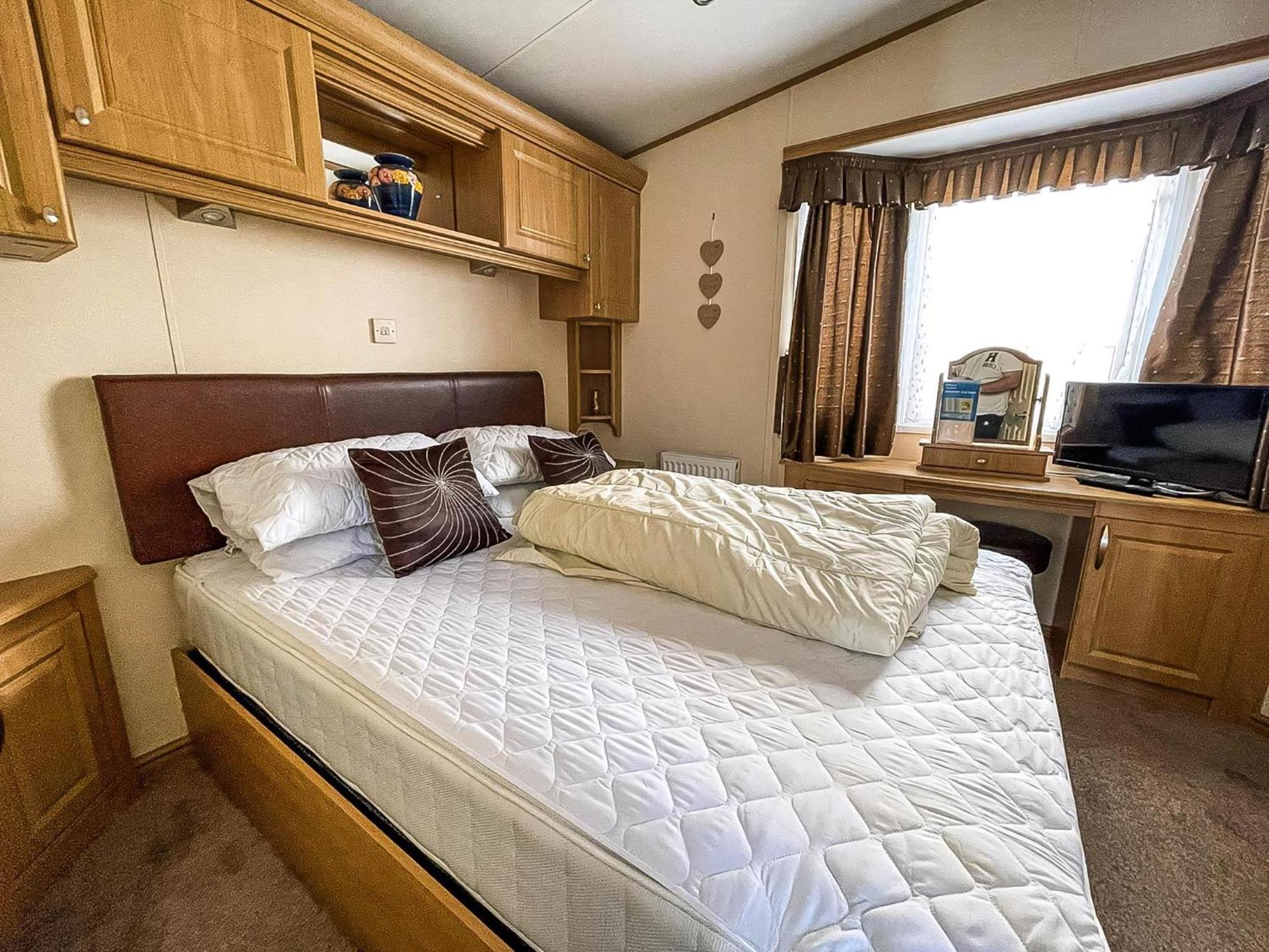 Lovely Caravan With Large Decking At Naze Marine Holiday Park Ref 17306Br Walton-on-the-Naze Ngoại thất bức ảnh
