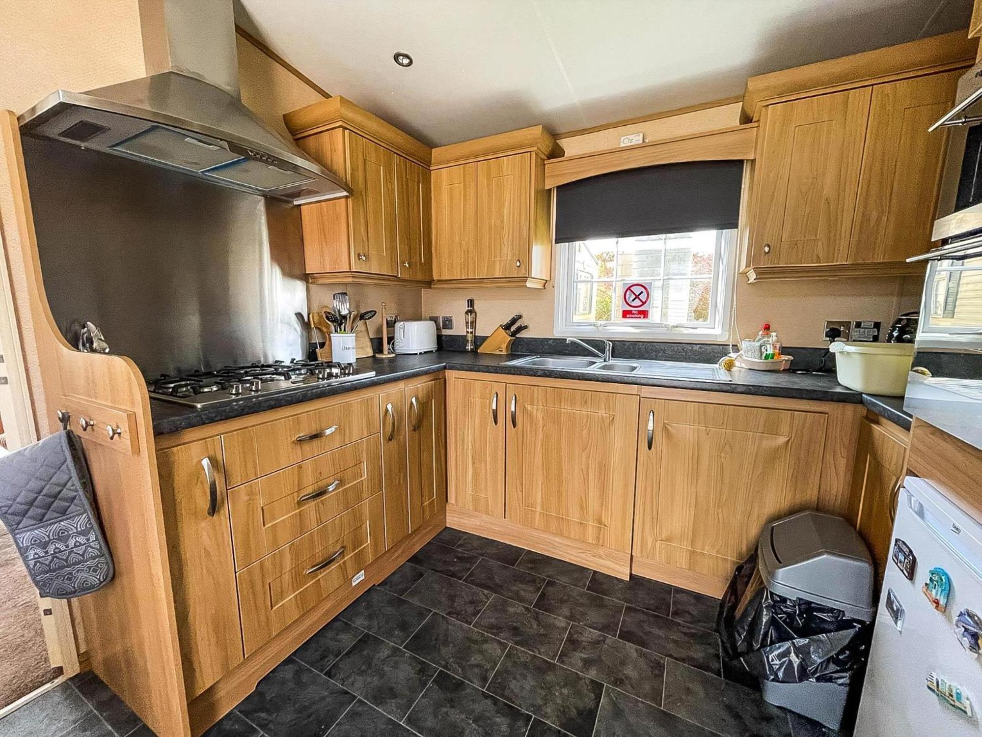 Lovely Caravan With Large Decking At Naze Marine Holiday Park Ref 17306Br Walton-on-the-Naze Ngoại thất bức ảnh