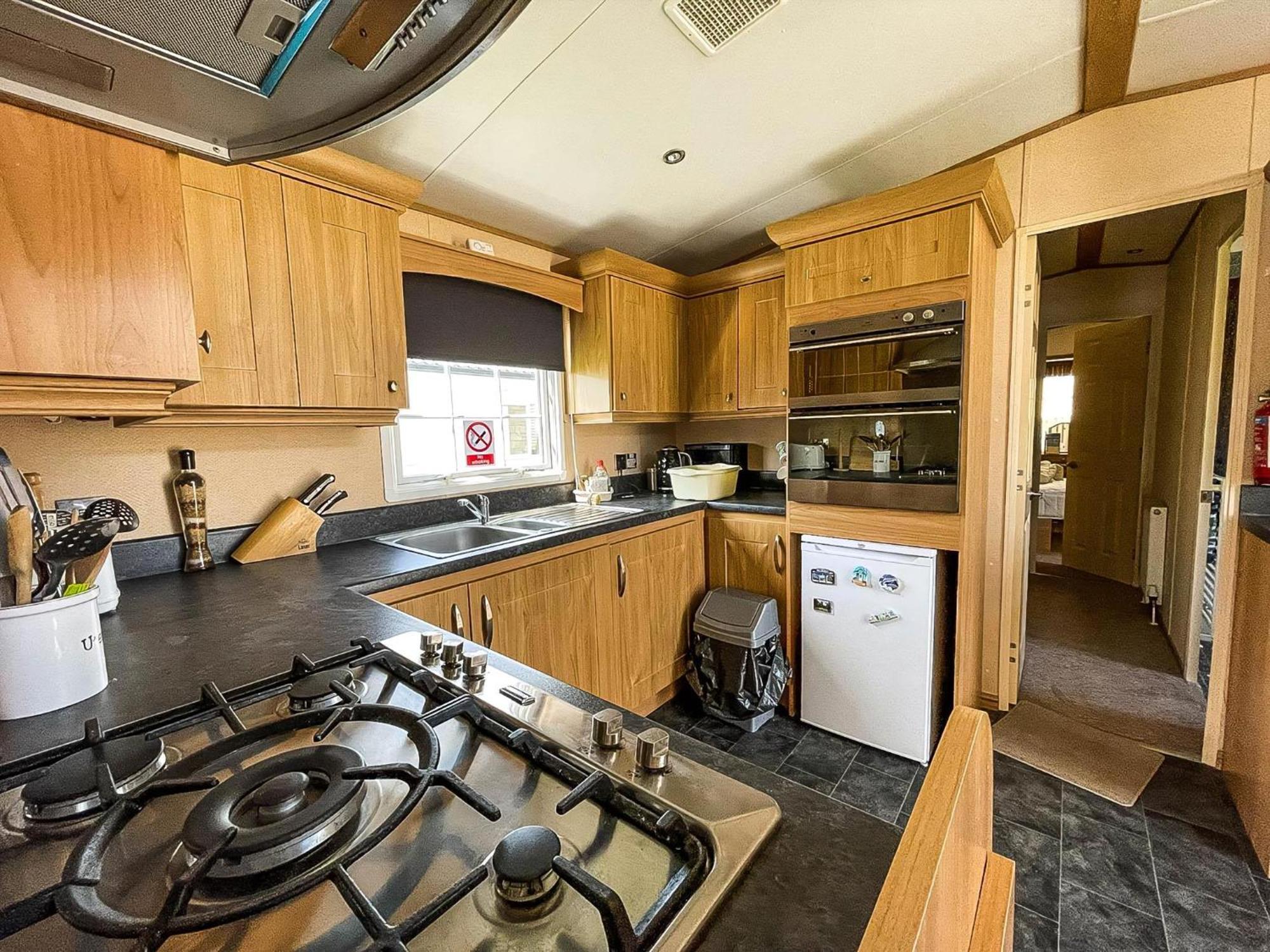 Lovely Caravan With Large Decking At Naze Marine Holiday Park Ref 17306Br Walton-on-the-Naze Ngoại thất bức ảnh