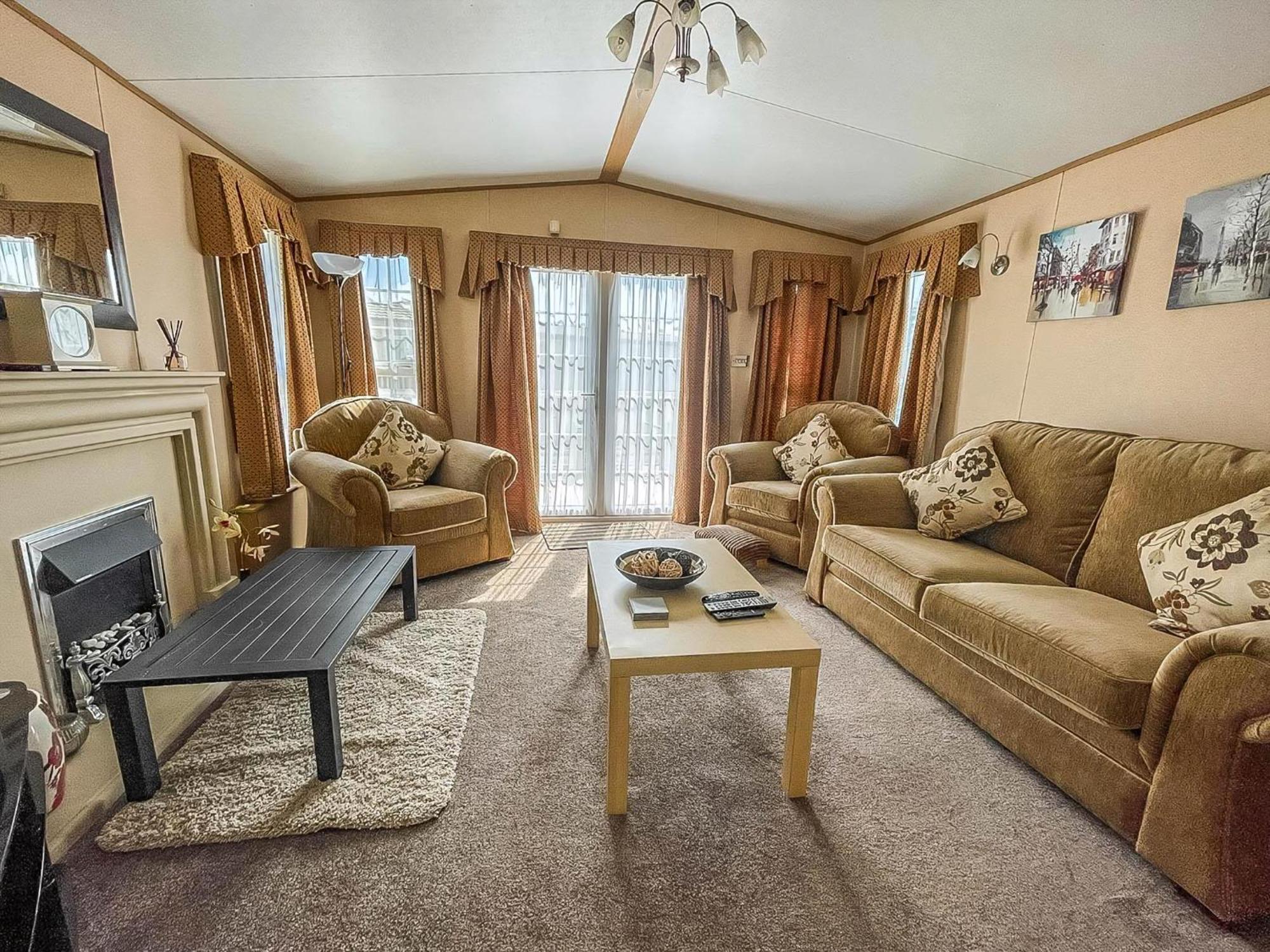 Lovely Caravan With Large Decking At Naze Marine Holiday Park Ref 17306Br Walton-on-the-Naze Ngoại thất bức ảnh